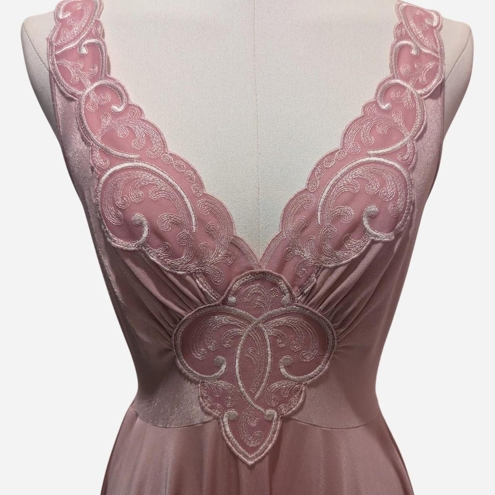 RARE Vintage Olga Lace Applique Nightgown (Medium) ‼️Open to Offers - Picture 2 of 9